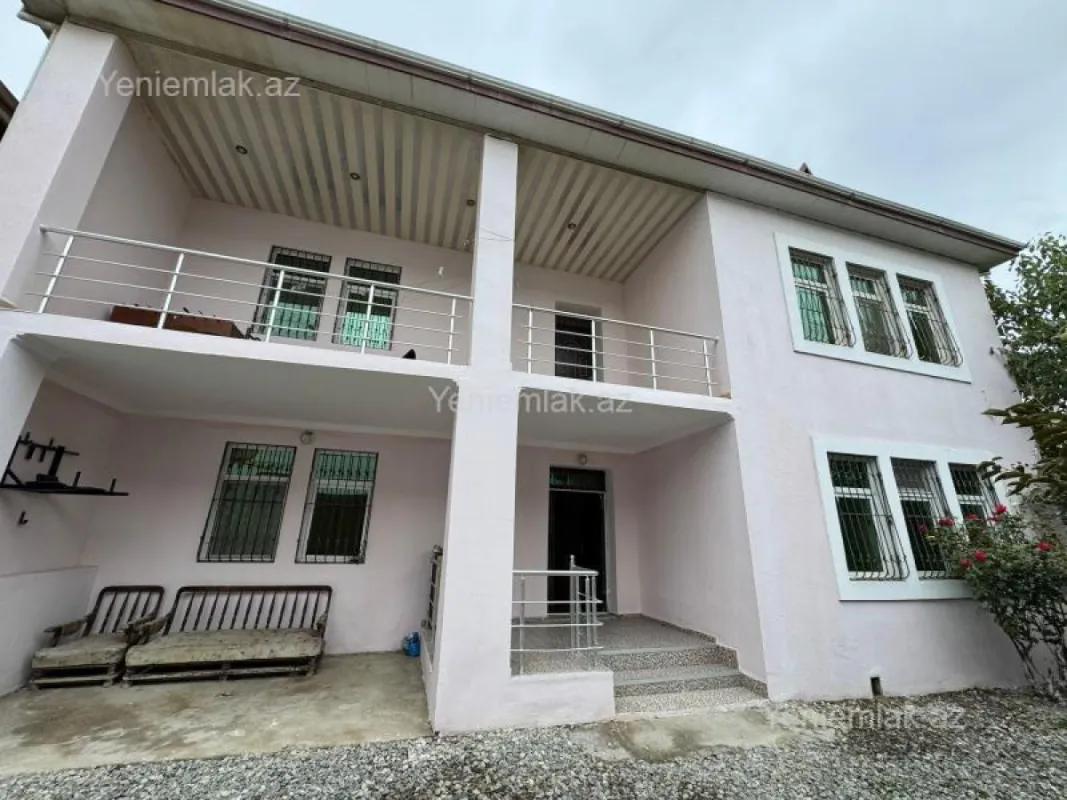 Satılır 7 otaqlı həyət evi 240 m²