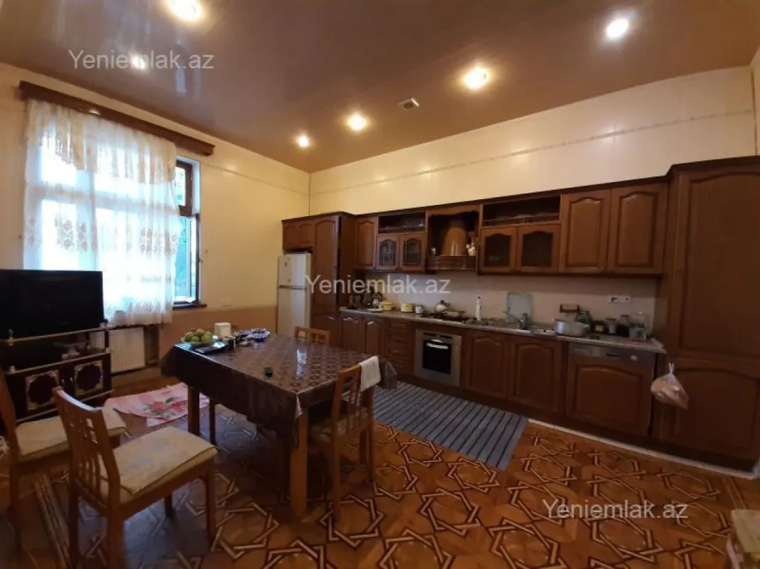 Satılır 6 otaqlı həyət evi 470 m²