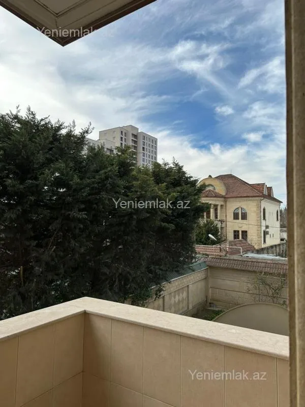 Satılır 6 otaqlı həyət evi 400 m²