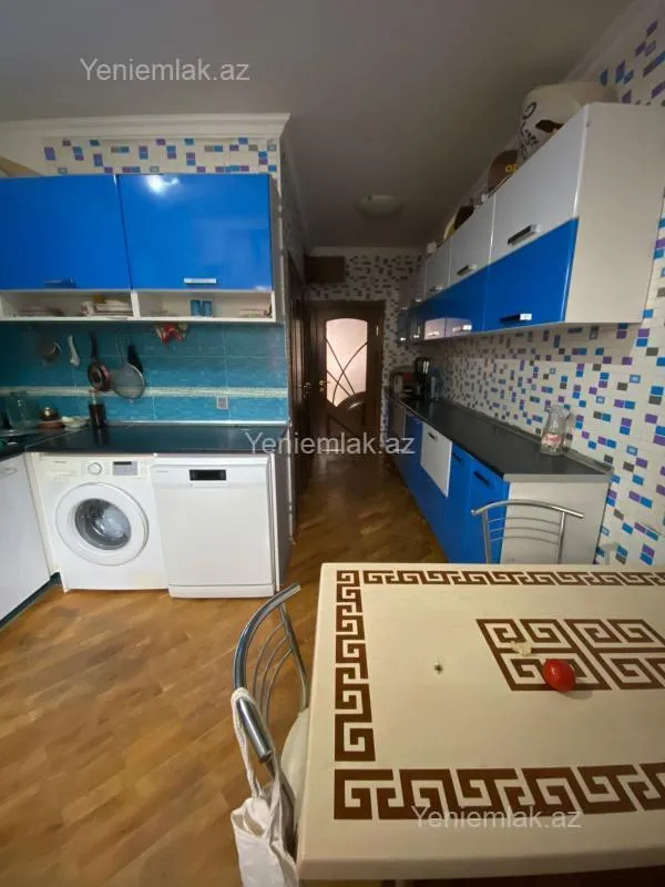 Satılır 4 otaqlı köhnə tikili 110 m²