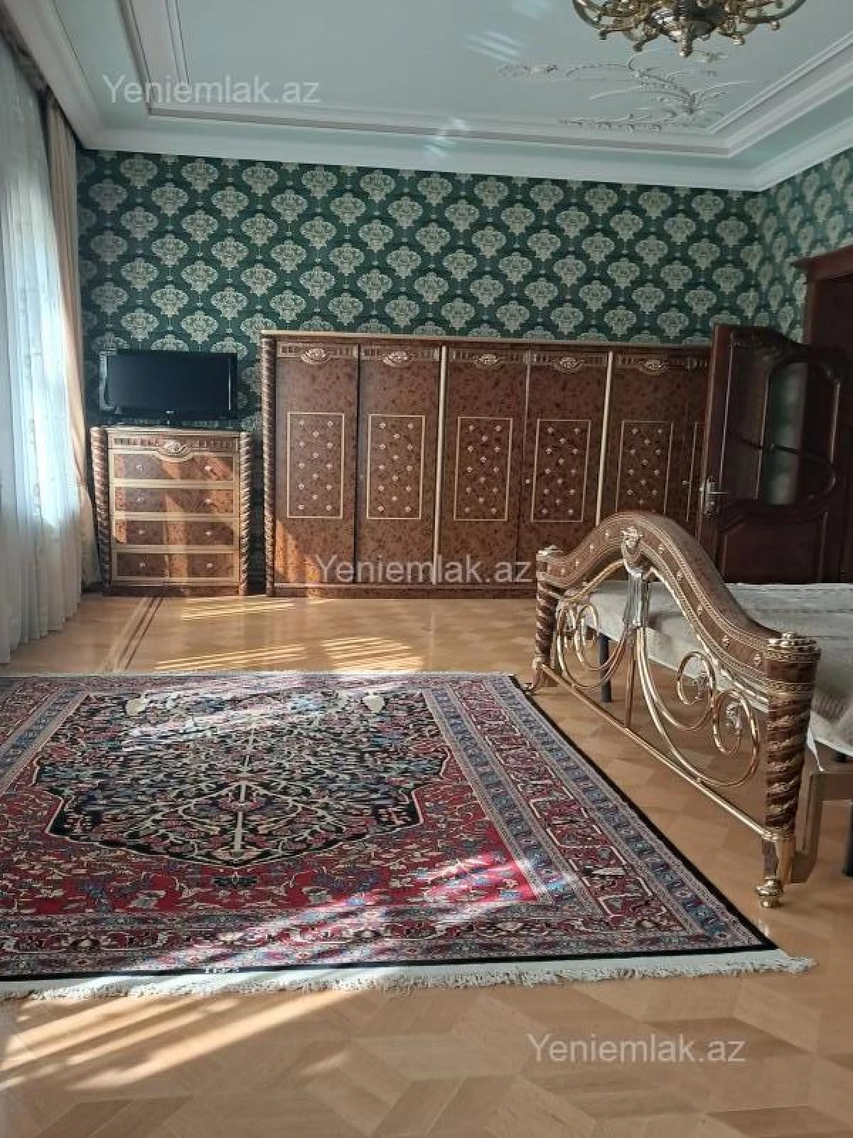 Satılır 12 otaqlı həyət evi 3000 m²