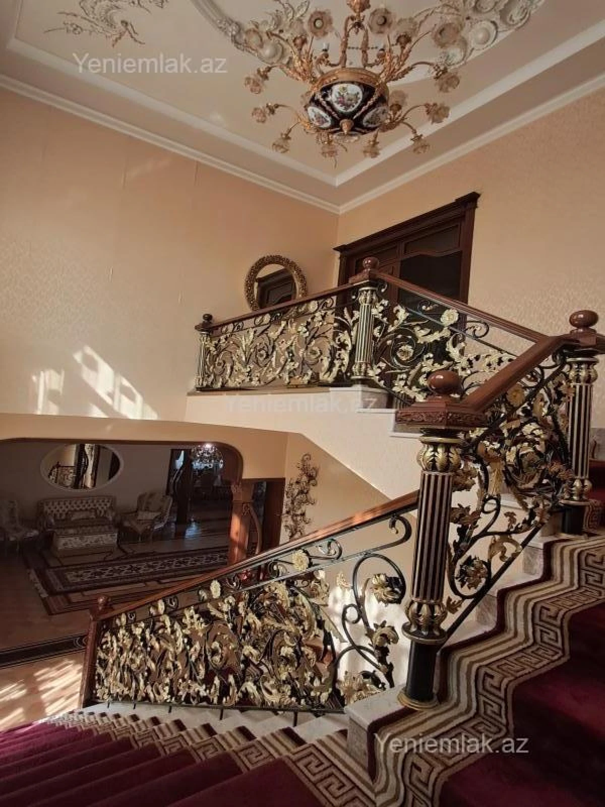 Satılır 12 otaqlı həyət evi 3000 m²