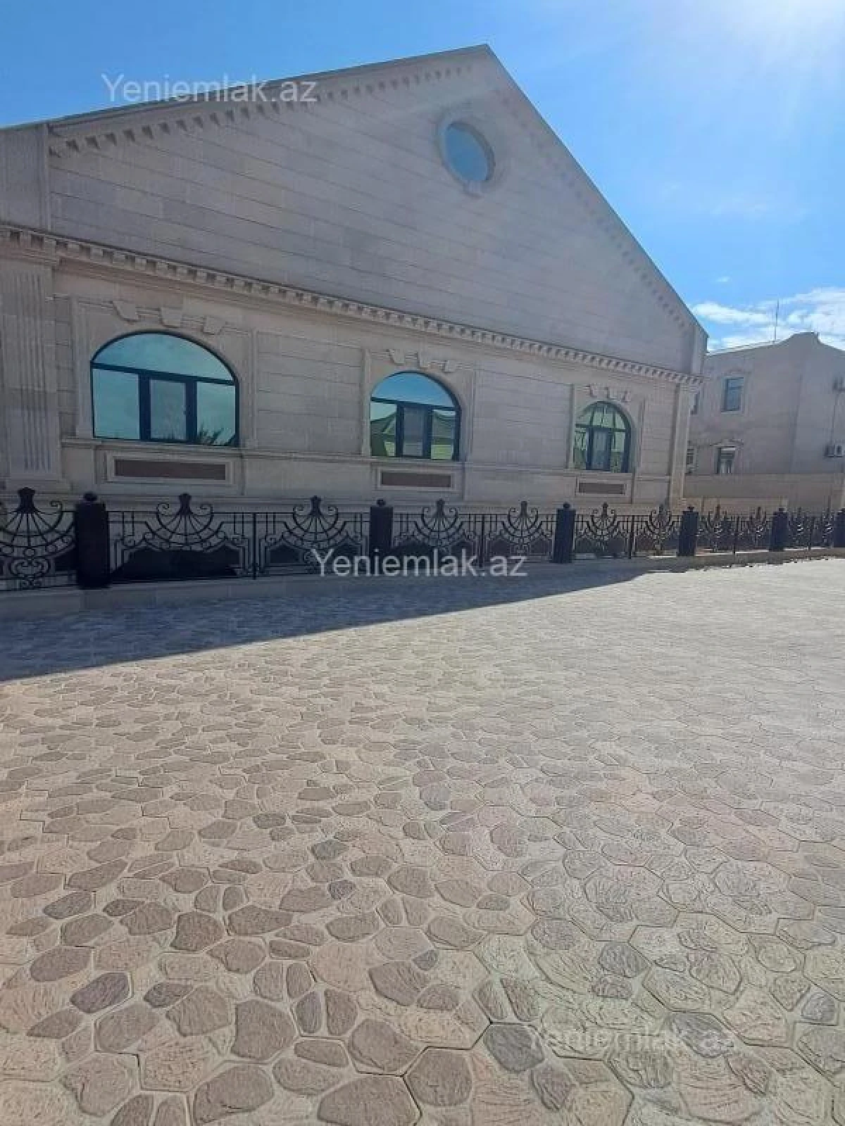 Satılır 12 otaqlı həyət evi 3000 m²