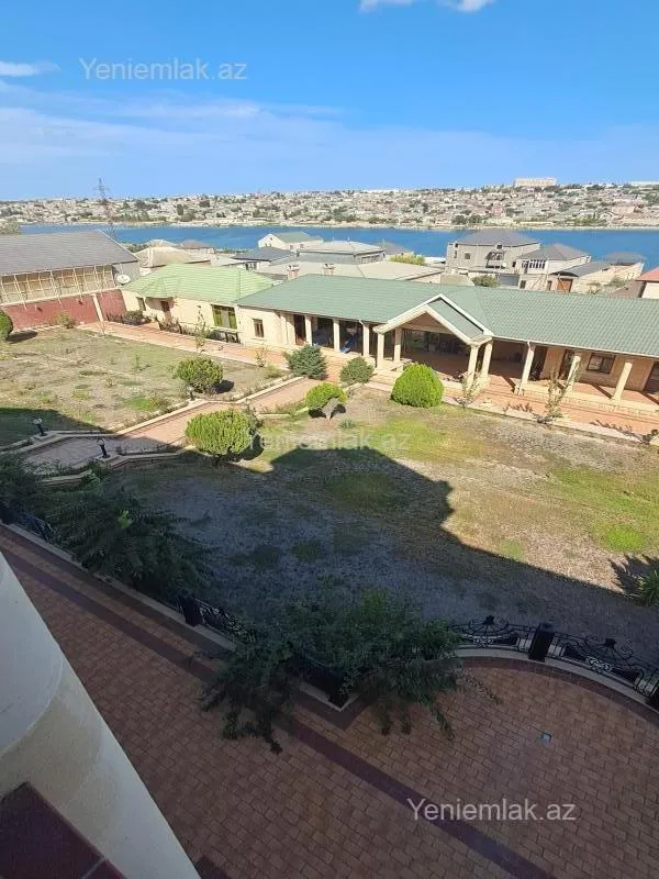 Satılır 12 otaqlı həyət evi 3000 m²