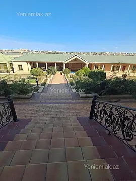 Satılır 12 otaqlı həyət evi 3000 m²