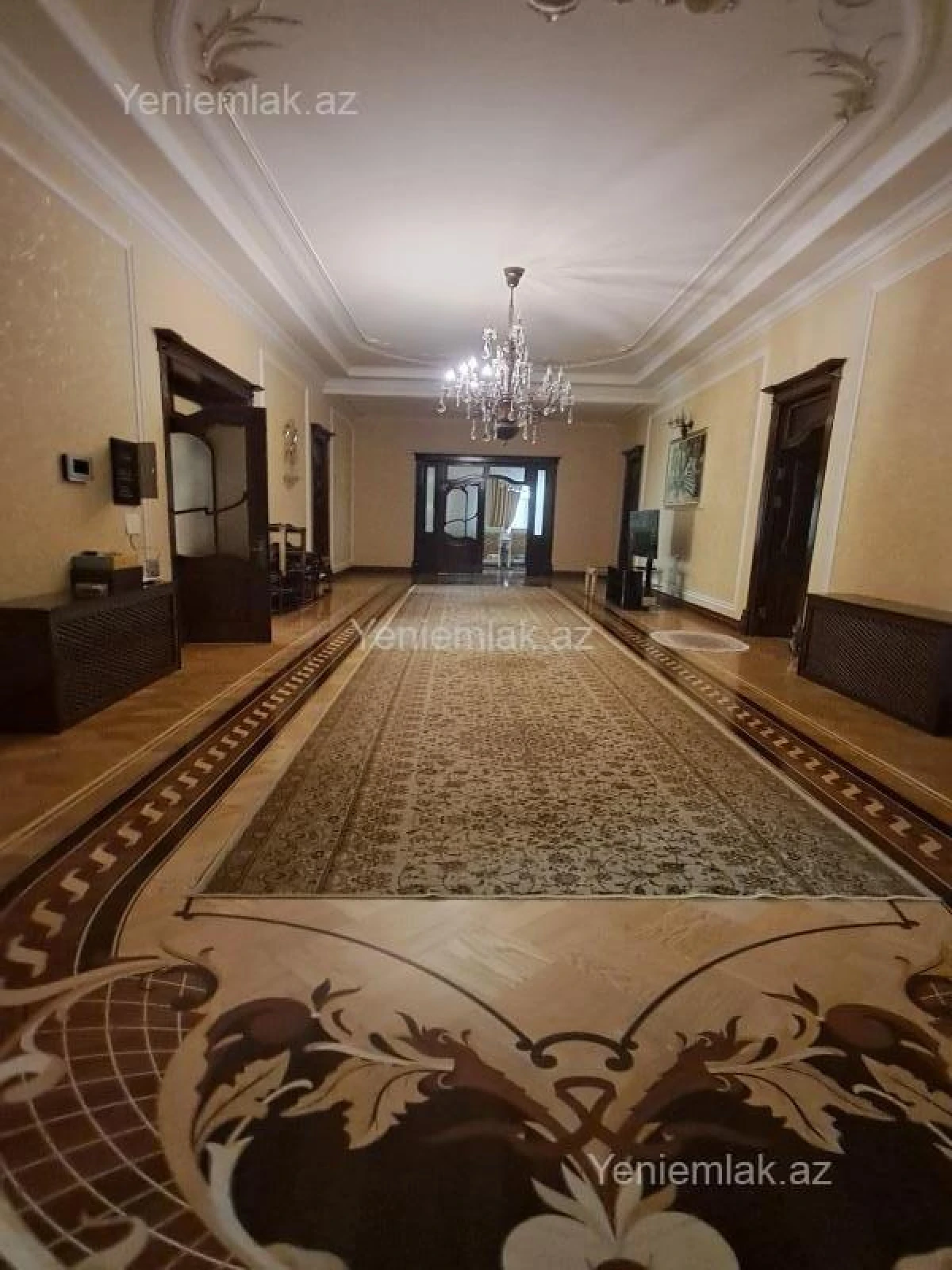 Satılır 12 otaqlı həyət evi 3000 m²