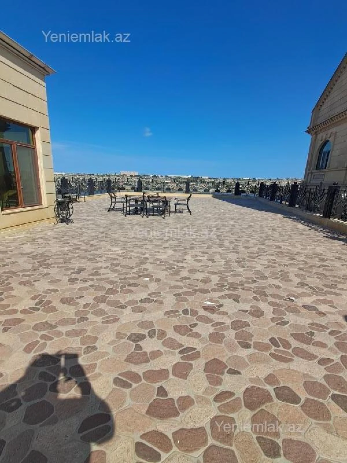 Satılır 12 otaqlı həyət evi 3000 m²