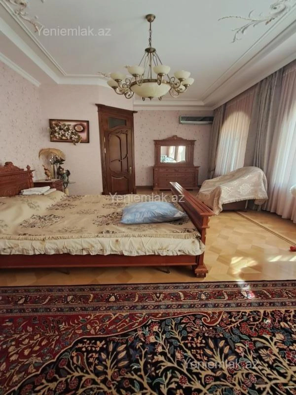Satılır 12 otaqlı həyət evi 3000 m²