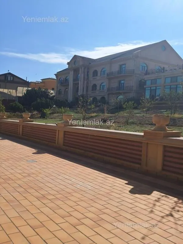 Satılır 12 otaqlı həyət evi 3000 m²