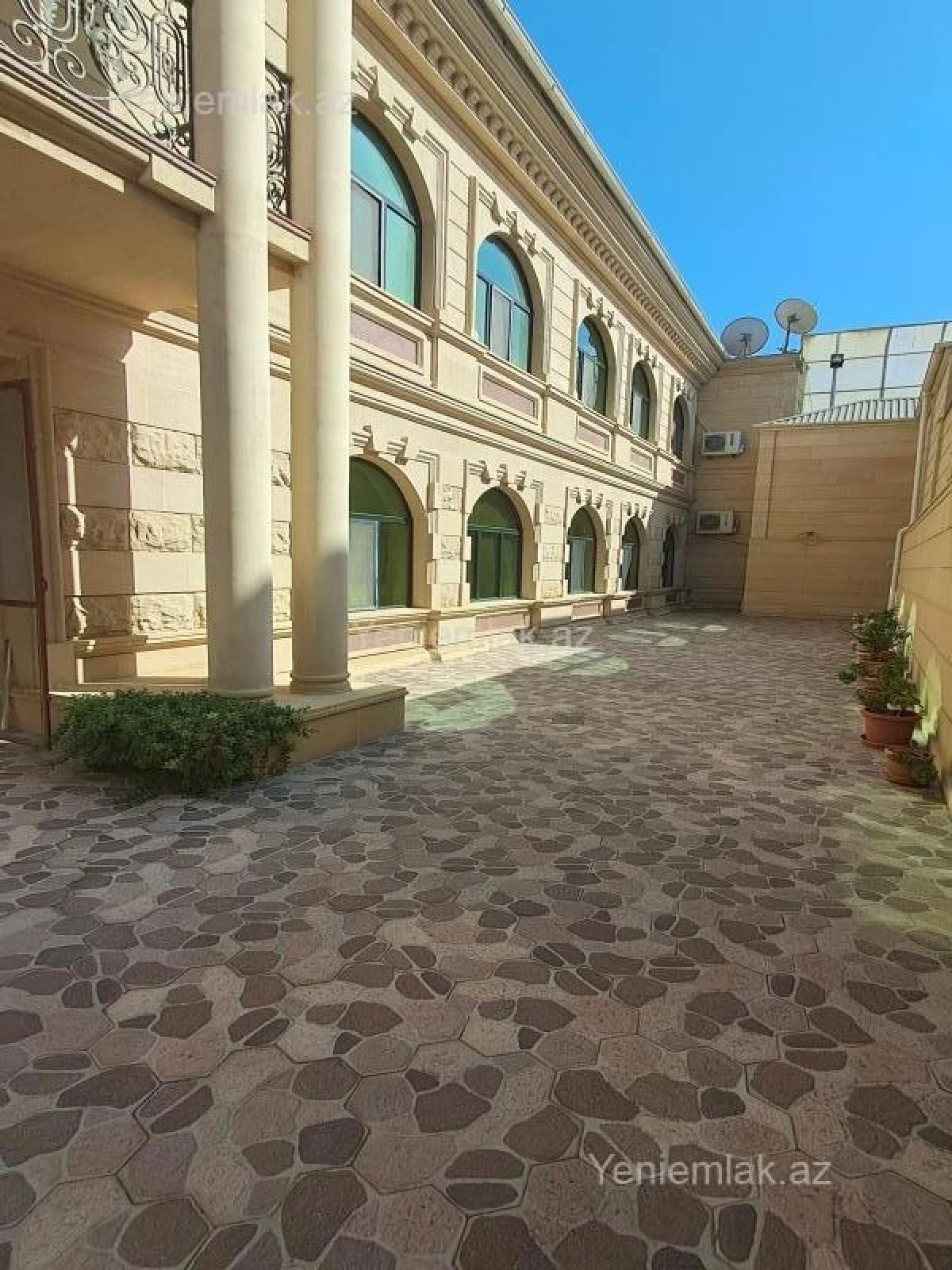 Satılır 12 otaqlı həyət evi 3000 m²