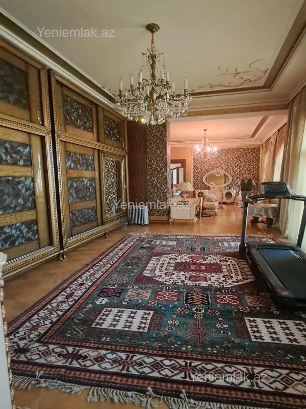 Satılır 12 otaqlı həyət evi 3000 m²