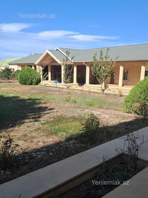 Satılır 12 otaqlı həyət evi 3000 m²