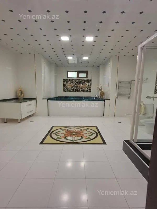 Satılır 12 otaqlı həyət evi 3000 m²