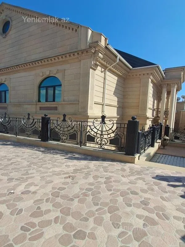 Satılır 12 otaqlı həyət evi 3000 m²