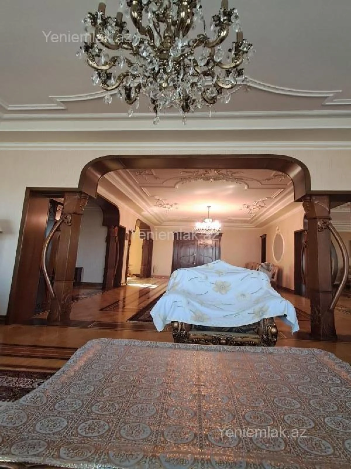 Satılır 12 otaqlı həyət evi 3000 m²