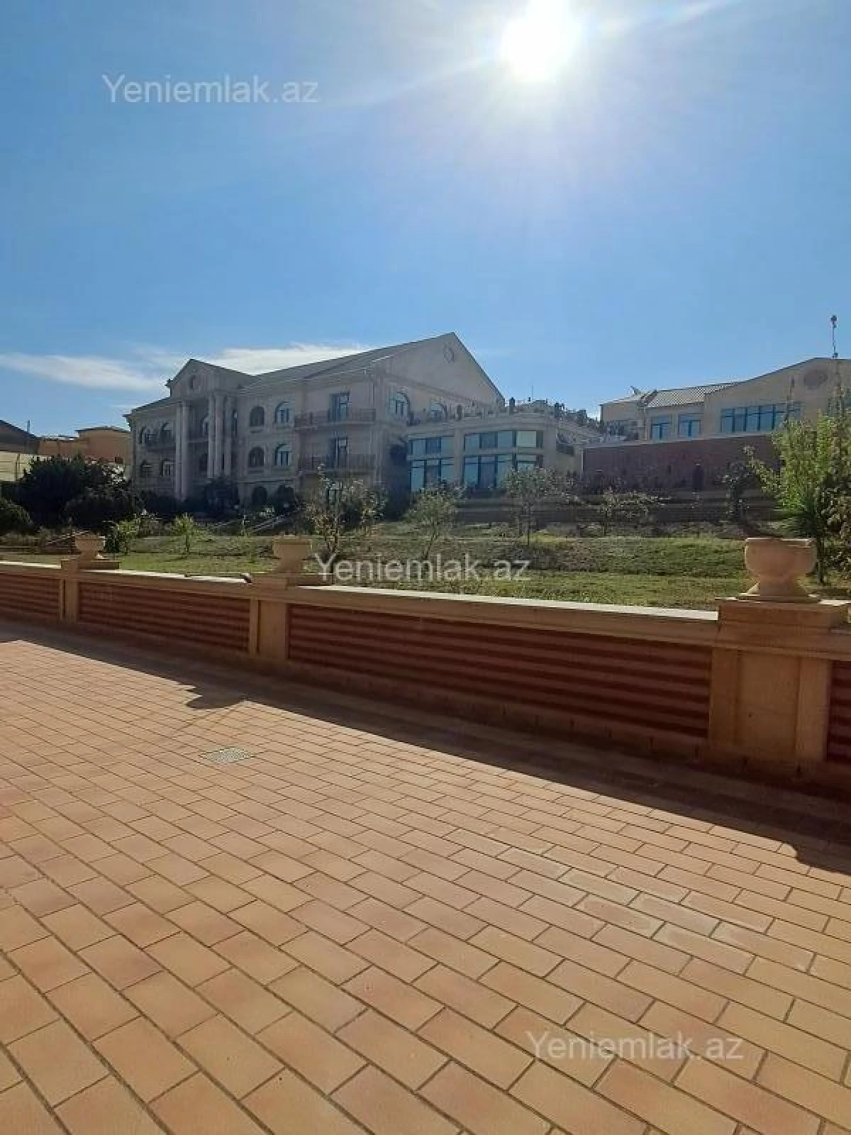 Satılır 12 otaqlı həyət evi 3000 m²