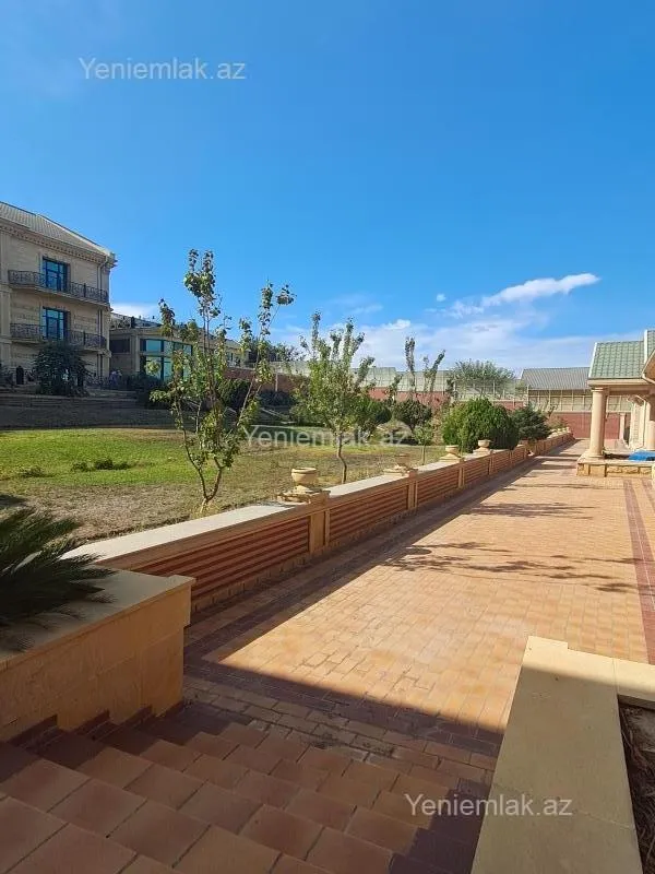 Satılır 12 otaqlı həyət evi 3000 m²