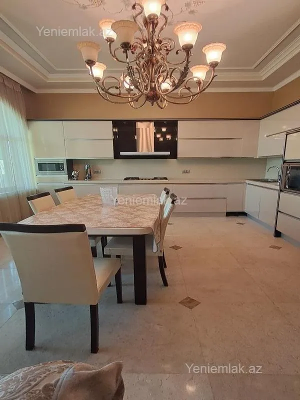 Satılır 12 otaqlı həyət evi 3000 m²
