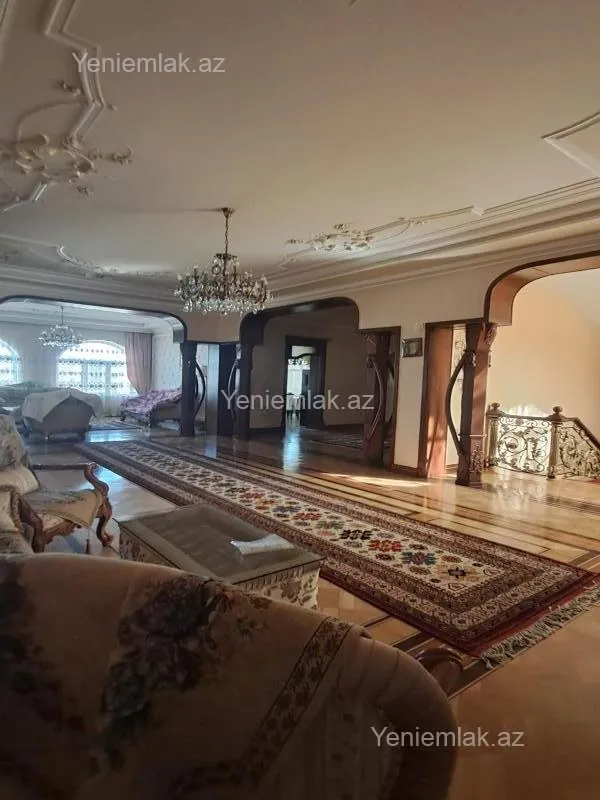 Satılır 12 otaqlı həyət evi 3000 m²