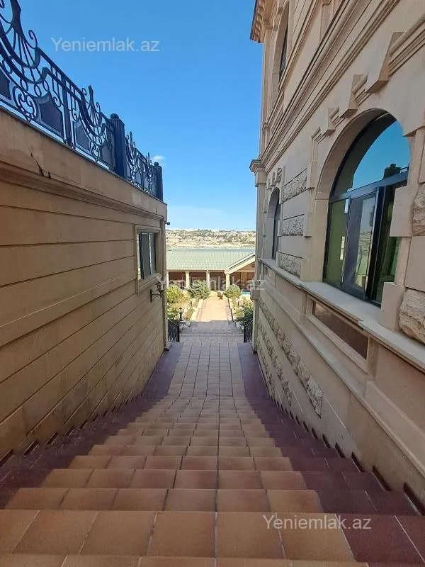 Satılır 12 otaqlı həyət evi 3000 m²