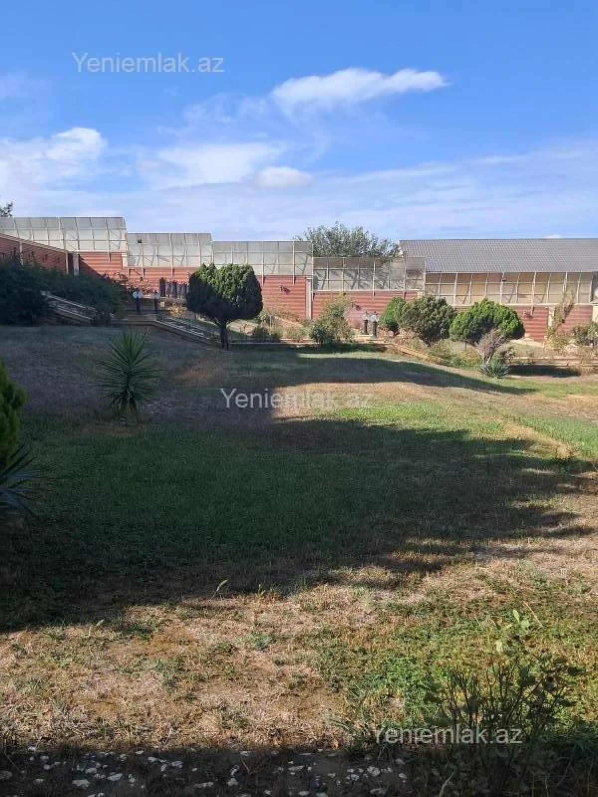 Satılır 12 otaqlı həyət evi 3000 m²