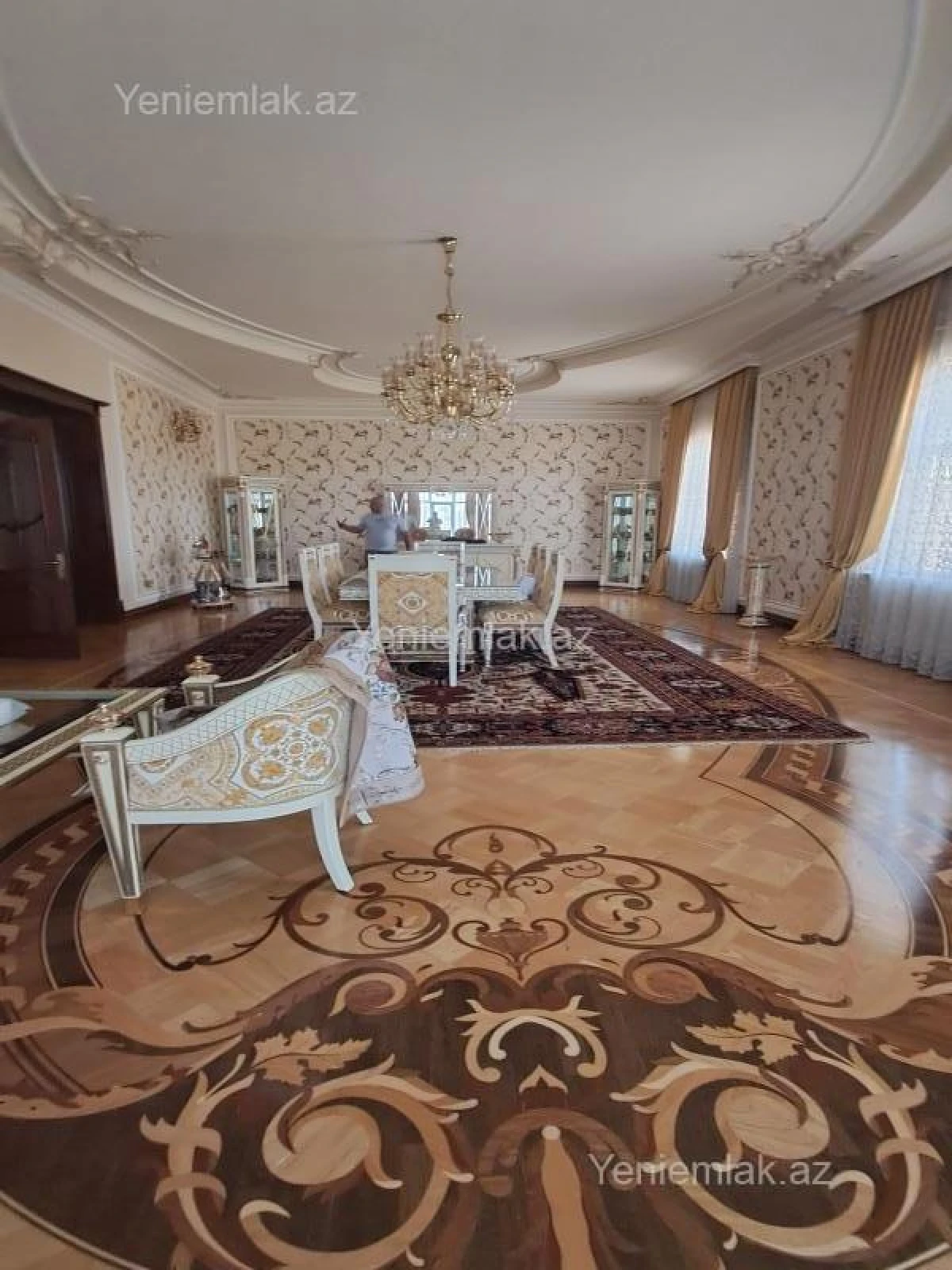 Satılır 12 otaqlı həyət evi 3000 m²