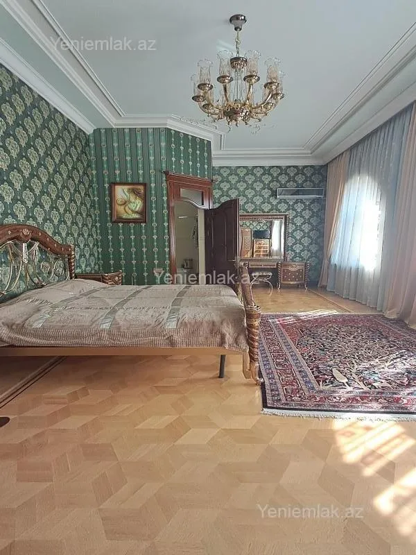 Satılır 12 otaqlı həyət evi 3000 m²