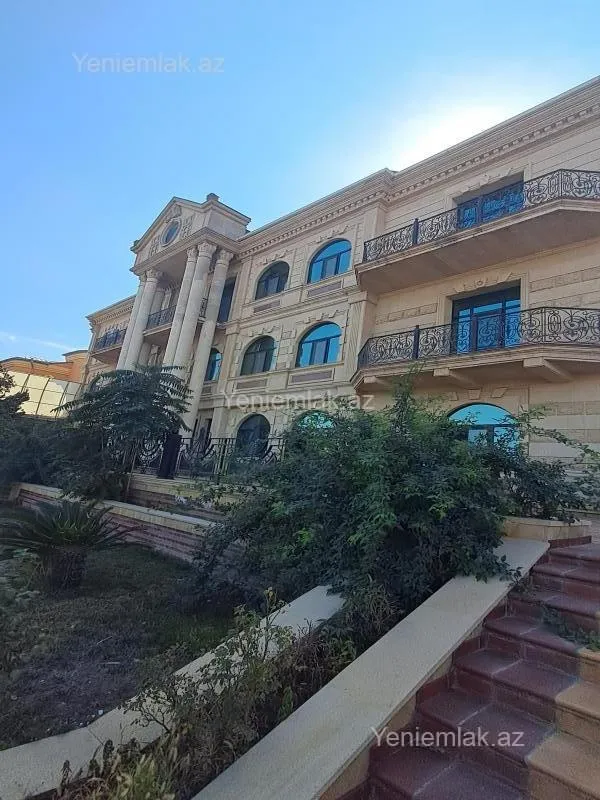Satılır 12 otaqlı həyət evi 3000 m²