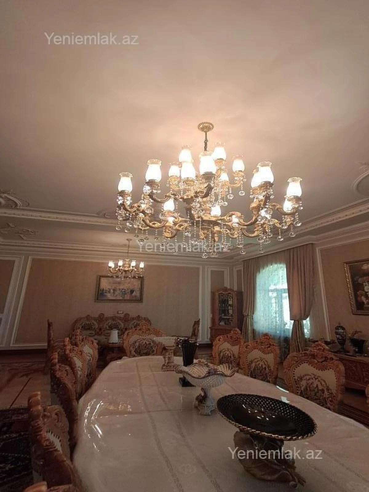 Satılır 12 otaqlı həyət evi 3000 m²