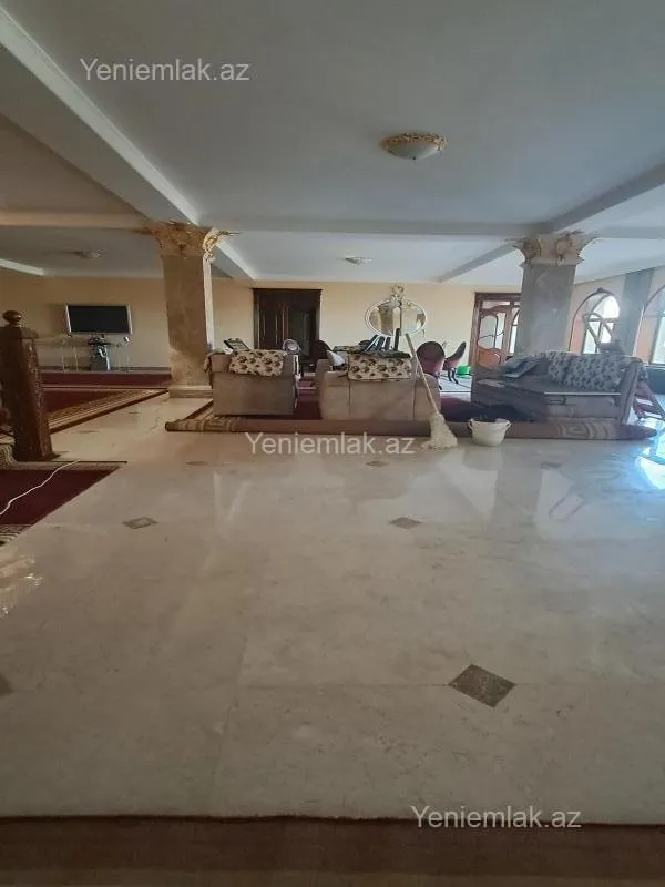 Satılır 12 otaqlı həyət evi 3000 m²