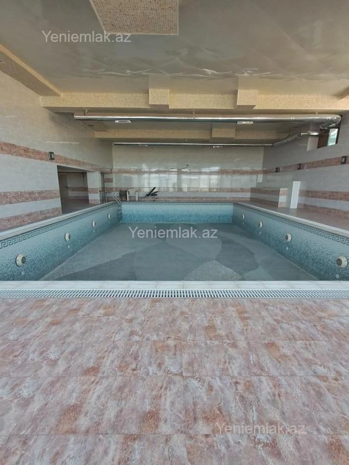 Satılır 12 otaqlı həyət evi 3000 m²