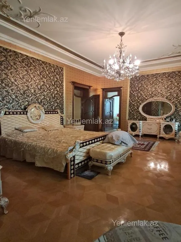 Satılır 12 otaqlı həyət evi 3000 m²