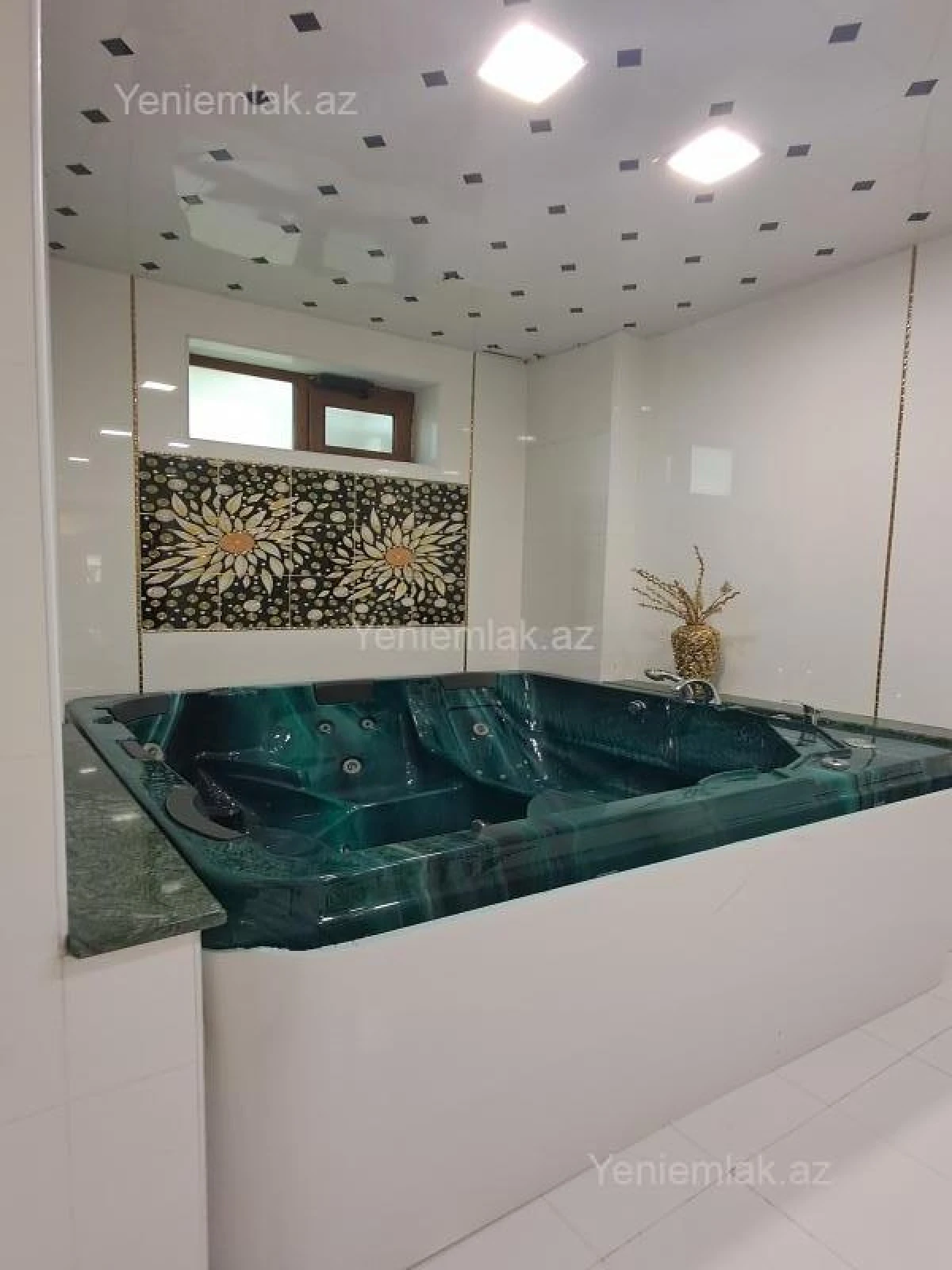 Satılır 12 otaqlı həyət evi 3000 m²