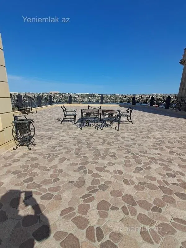 Satılır 12 otaqlı həyət evi 3000 m²