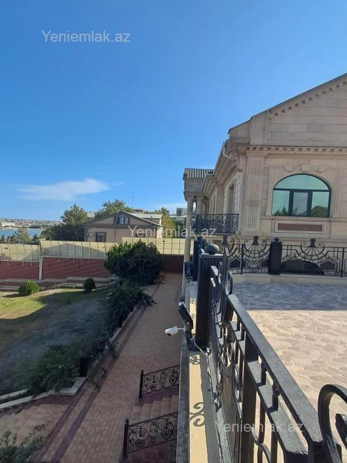 Satılır 12 otaqlı həyət evi 3000 m²