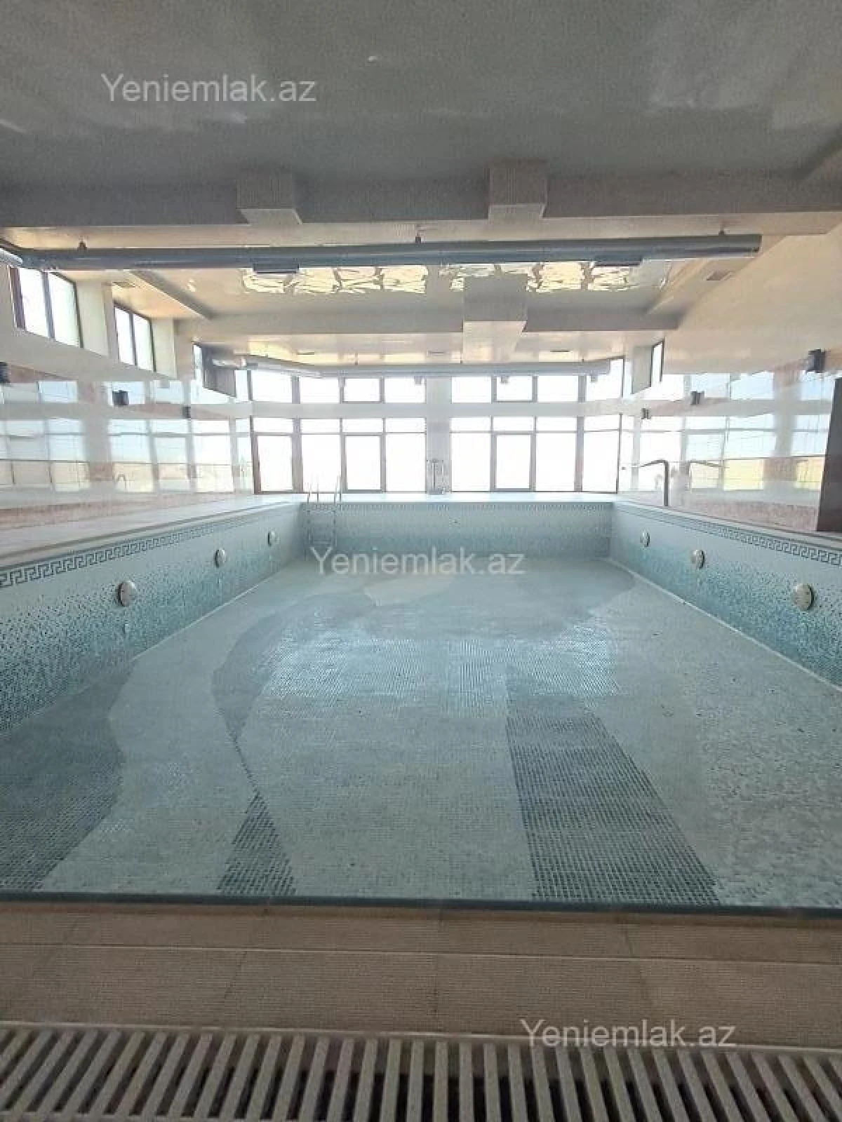 Satılır 12 otaqlı həyət evi 3000 m²