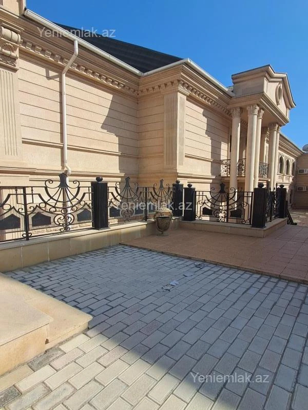 Satılır 12 otaqlı həyət evi 3000 m²