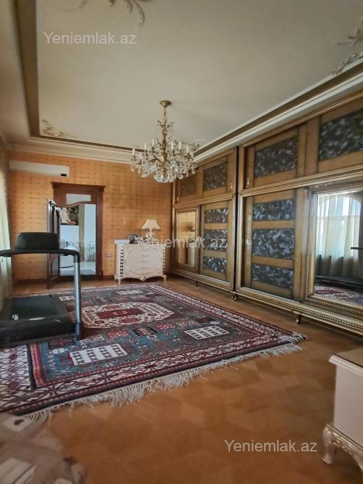 Satılır 12 otaqlı həyət evi 3000 m²