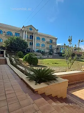 Satılır 12 otaqlı həyət evi 3000 m²