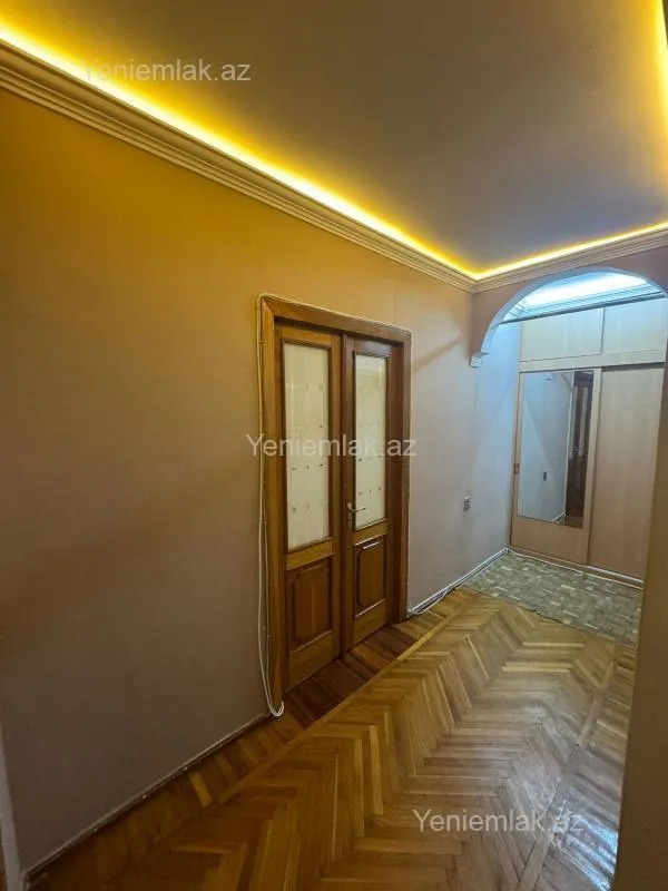 Satılır 4 otaqlı köhnə tikili 110 m²