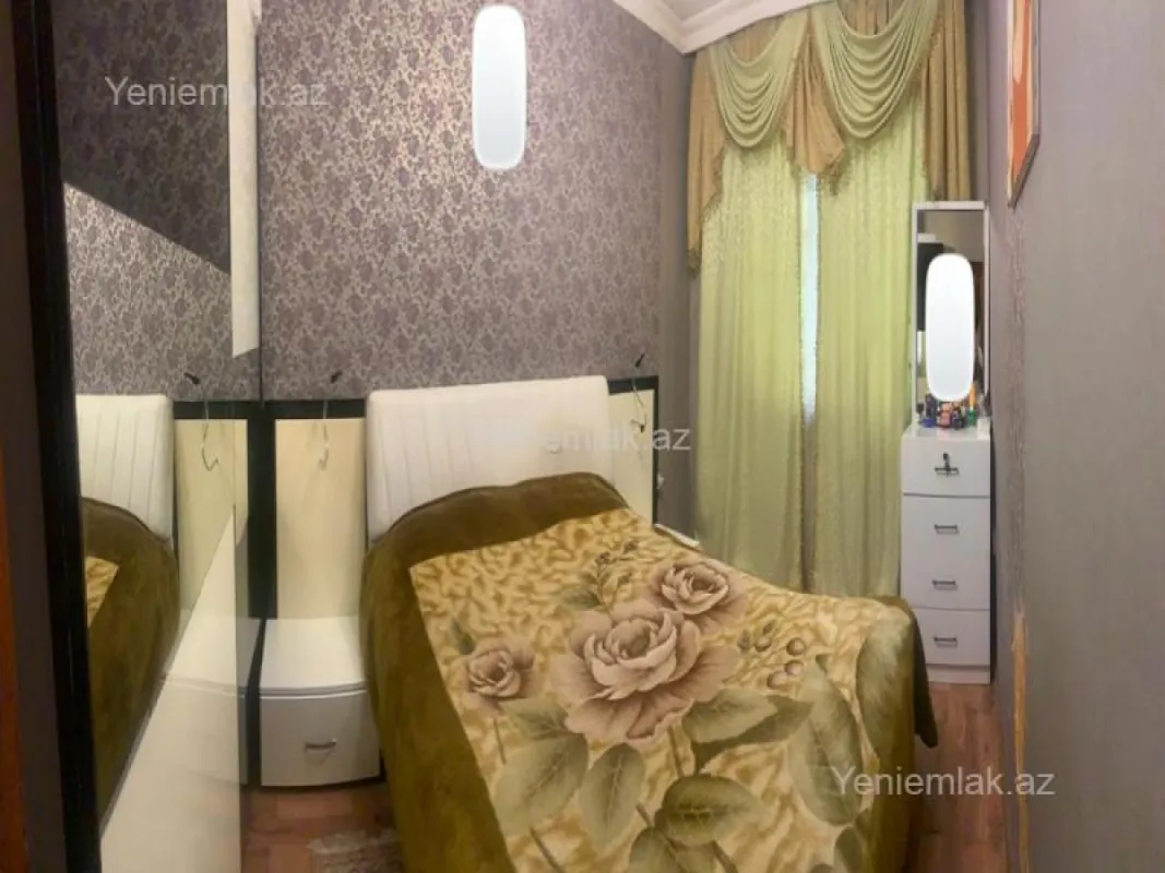 Satılır 4 otaqlı köhnə tikili 120 m²