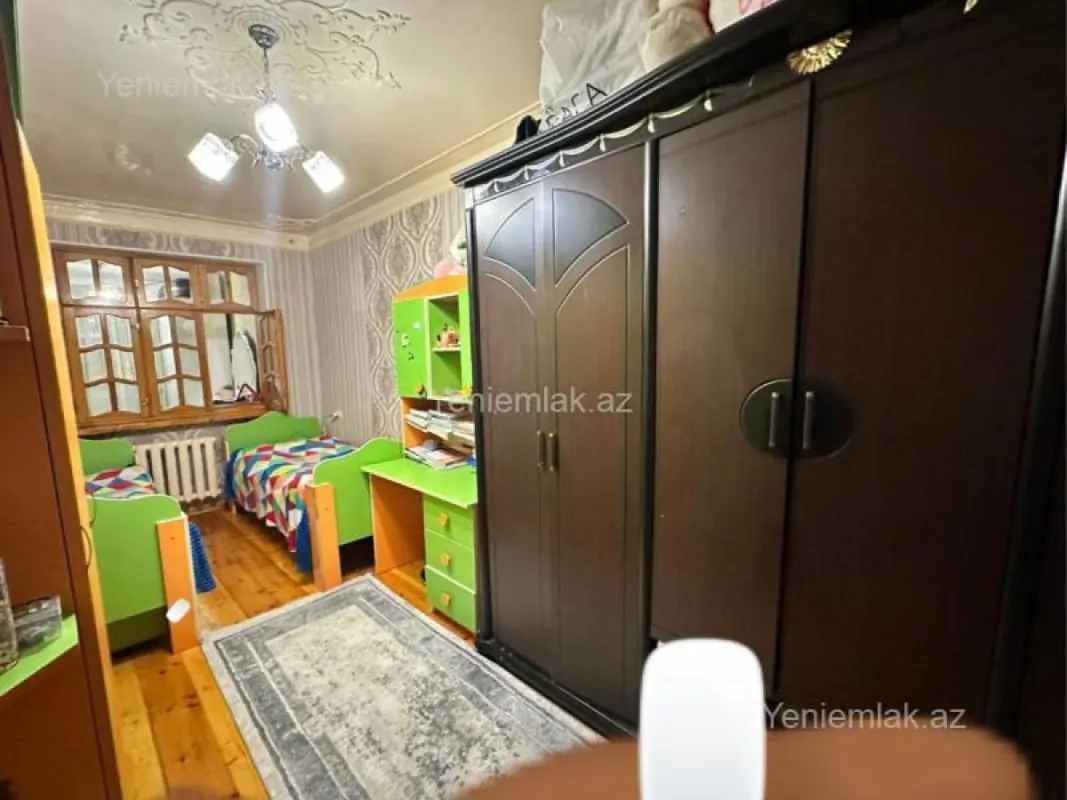 Satılır 4 otaqlı köhnə tikili 120 m²