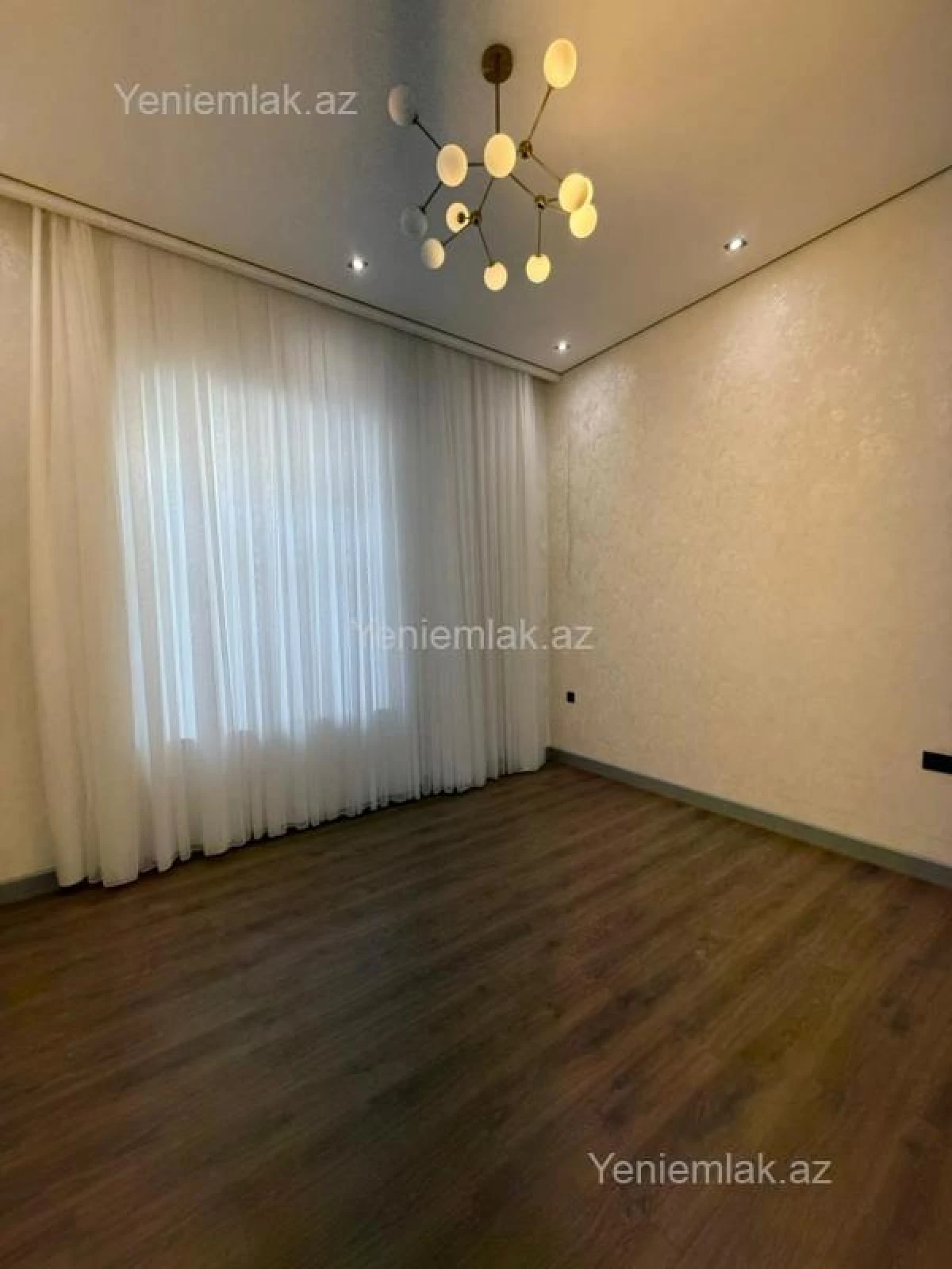 Satılır 5 otaqlı həyət evi 280 m²