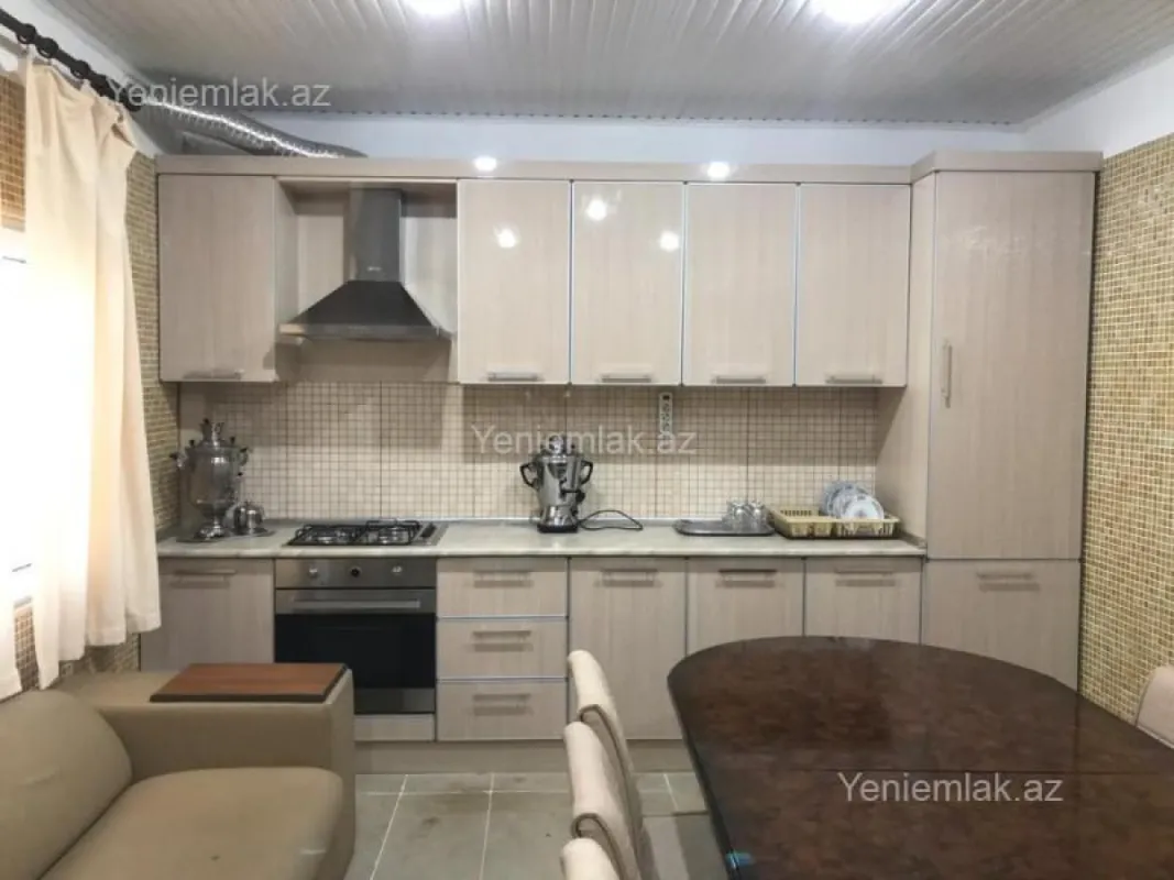 Satılır 5 otaqlı həyət evi 300 m²