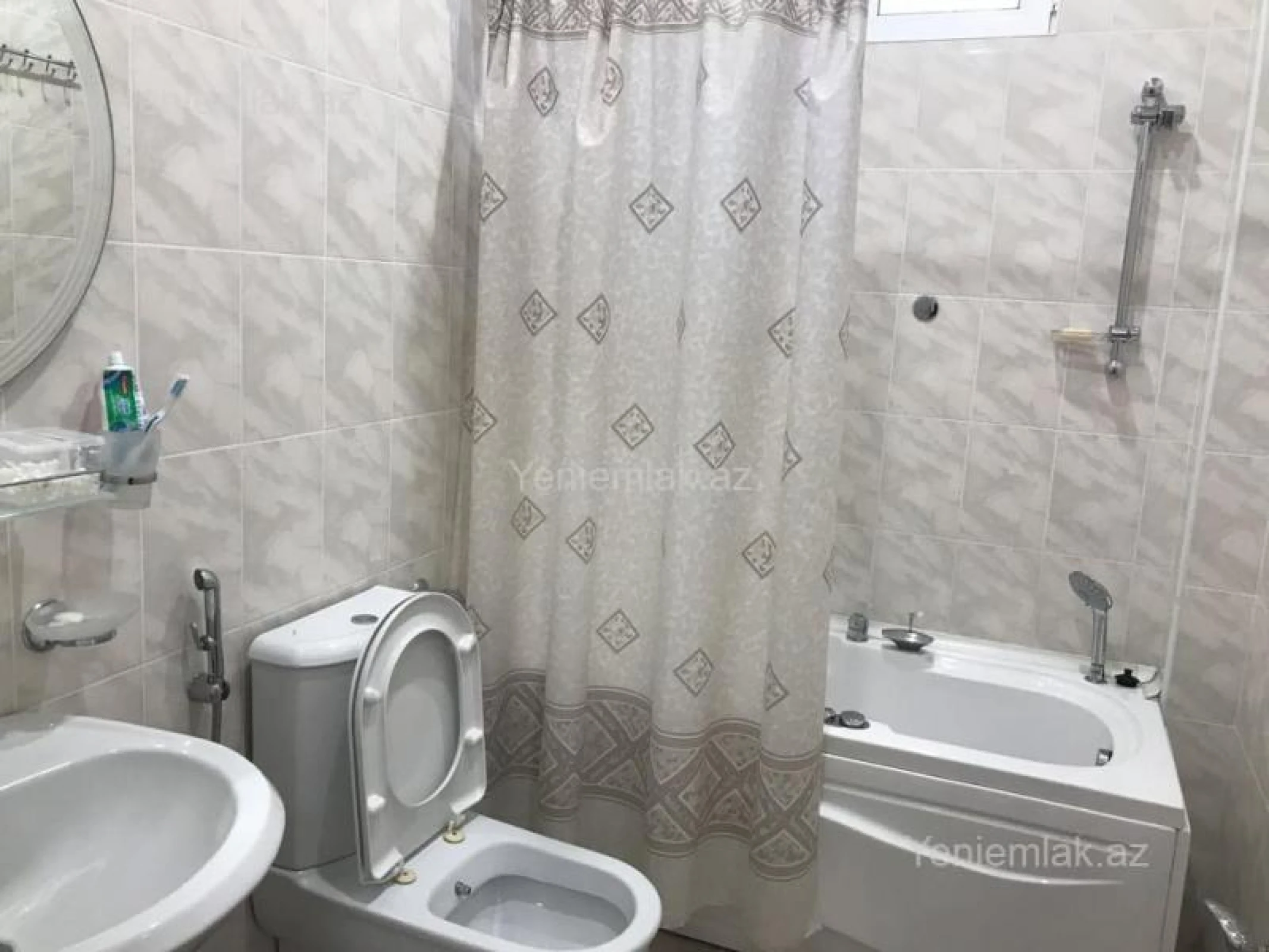 Satılır 5 otaqlı həyət evi 300 m²