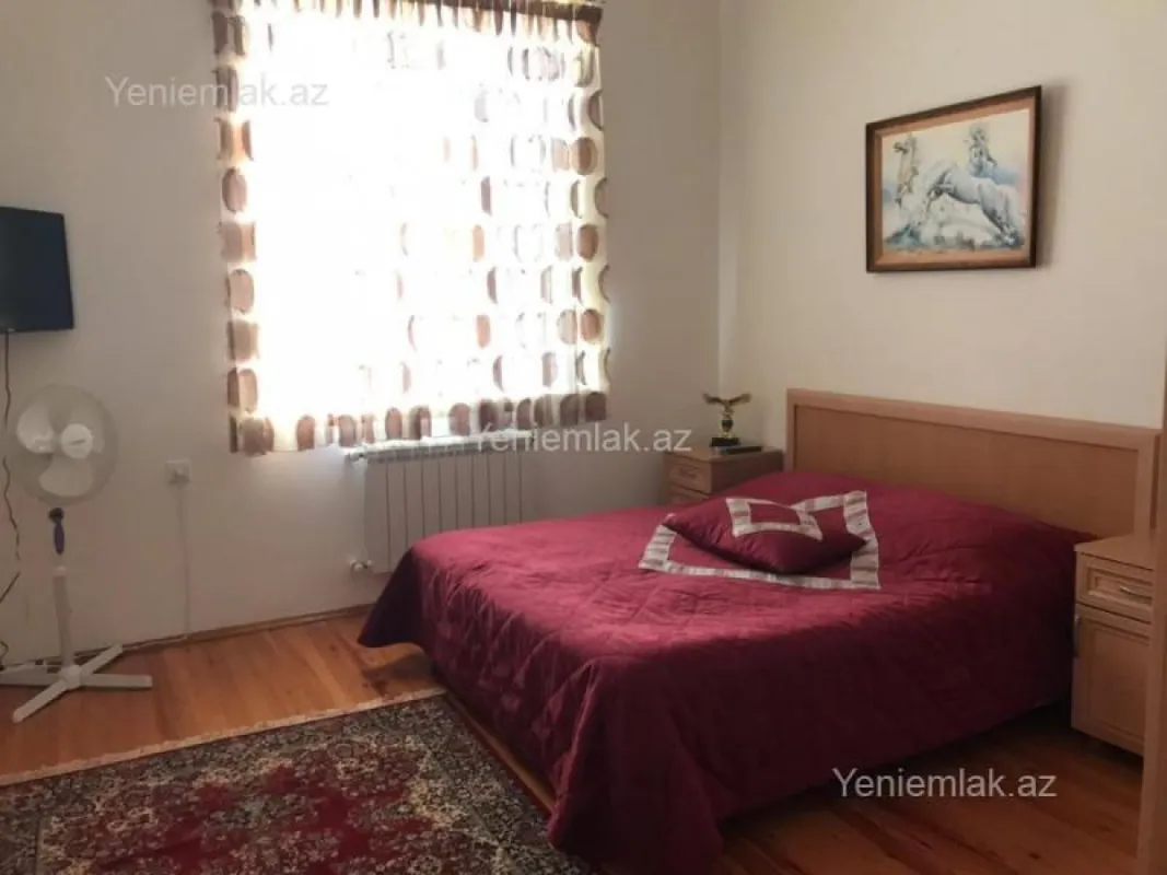 Satılır 5 otaqlı həyət evi 300 m²