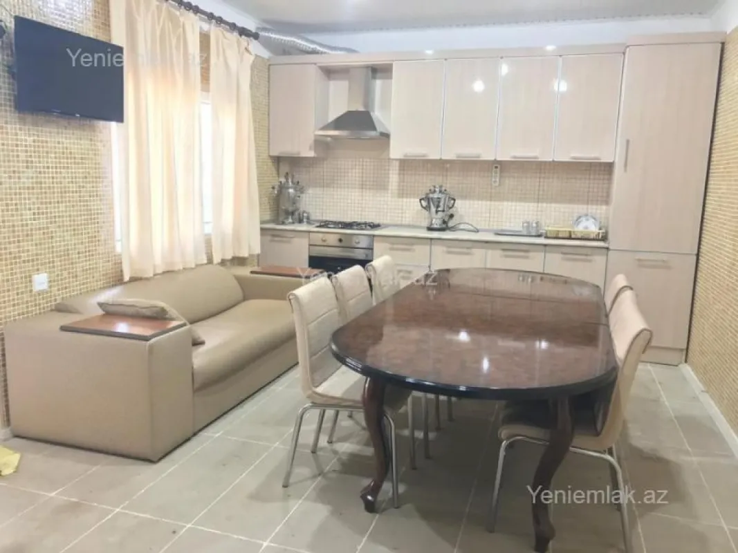 Satılır 5 otaqlı həyət evi 300 m²