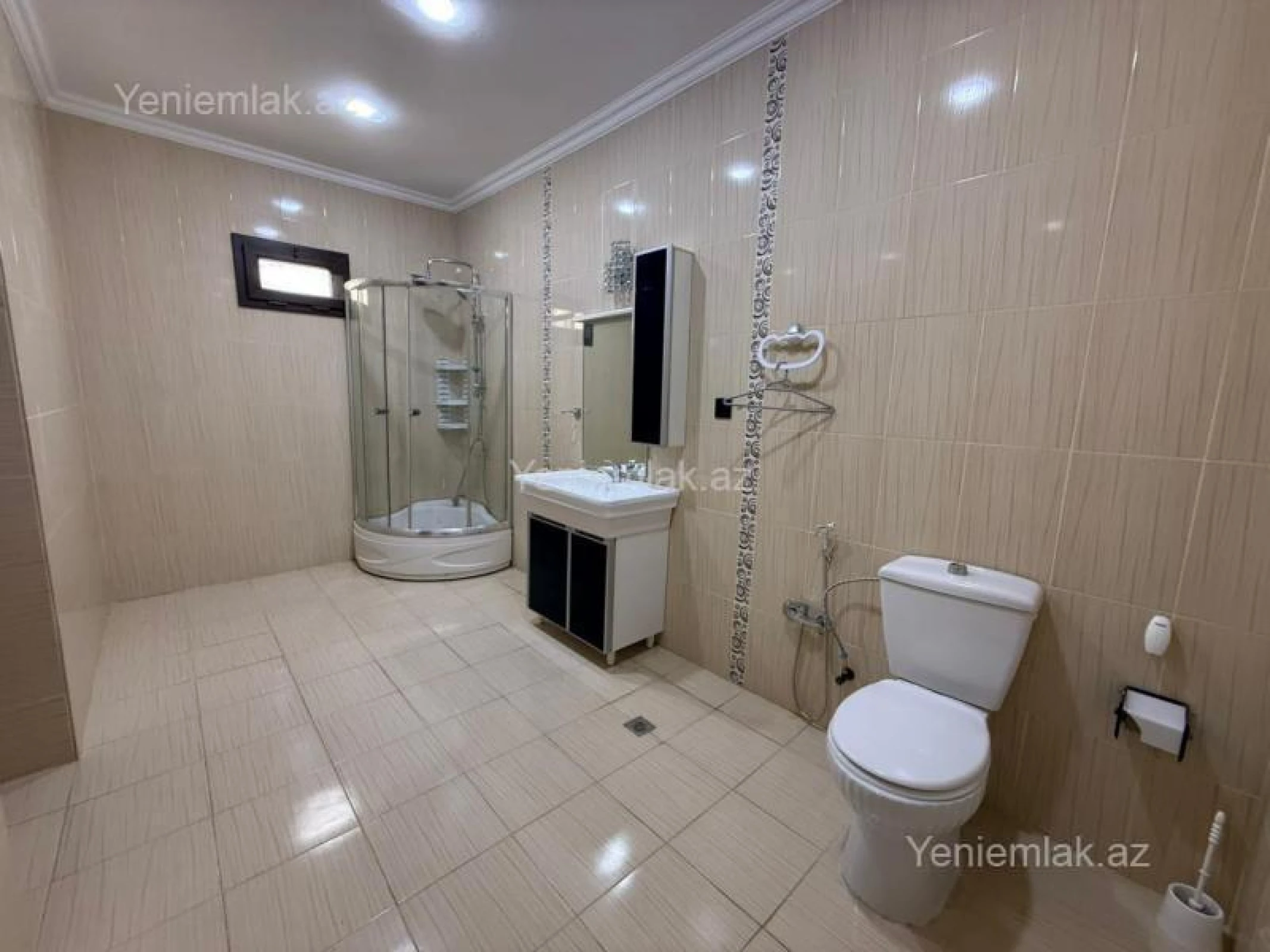 Satılır 5 otaqlı həyət evi 240 m²
