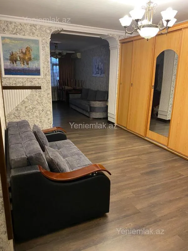 Satılır 4 otaqlı köhnə tikili 105 m²