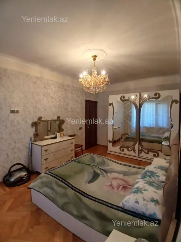 Satılır 4 otaqlı köhnə tikili 115 m²